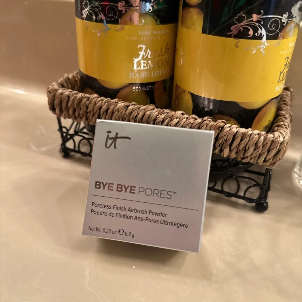 New It Cosmetics Bye Bye Pores Translucent Loose Setting Powder